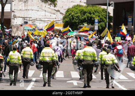 Die indigene Gemeinschaft 'Misak' nahm am 2. Juni 2021 in Bogota, Kolumbien, im Rahmen des nationalen Streiks Teil, der bereits 35 Tage abgeschlossen hat. (Foto: Santiago Villegas/Pacific Press/Sipa USA) Quelle: SIPA USA/Alamy Live News Stockfoto