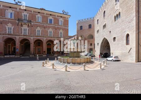 Sturinalto-Brunnen auf der Piazza del Comune gegen den Palazzo Del Podesta in Fabriano, Provinz Ancono, Marken, Italien Stockfoto