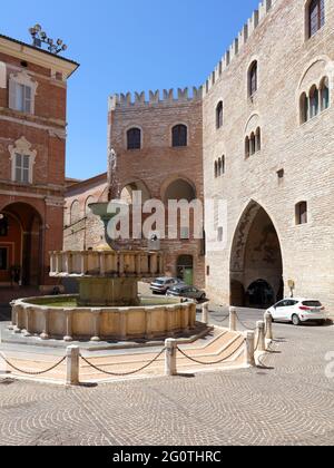 Sturinalto-Brunnen auf der Piazza del Comune gegen den Palazzo Del Podesta in Fabriano, Provinz Ancono, Marken, Italien Stockfoto