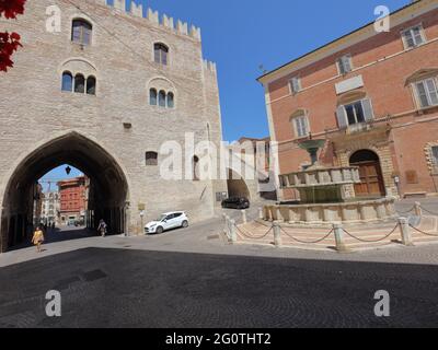 Sturinalto-Brunnen auf der Piazza del Comune zwischen dem Palazzo Del Podesta (links) und dem Gemeindepalast in Fabriano, Provinz Ancono, Marken, Italien Stockfoto