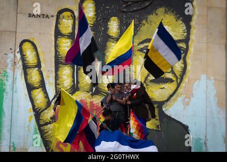 Die indigene Gemeinschaft 'Misak' nahm am 2. Juni 2021 in Bogota, Kolumbien, im Rahmen des nationalen Streiks Teil, der bereits 35 Tage abgeschlossen hat. (Foto: Santiago Villegas/Pacific Press/Sipa USA) Quelle: SIPA USA/Alamy Live News Stockfoto