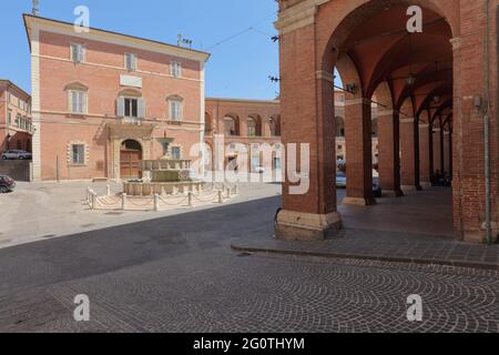 Sturinalto-Brunnen auf der Piazza del Comune gegen den kommunalen Palast gebaut c. 1350 in Fabriano, Provinz Ancono, Marken, Italien Stockfoto