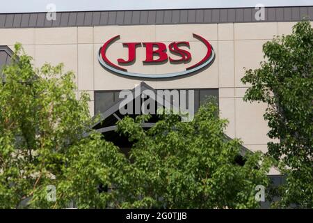 Greely, USA. Juli 2018. Ein Logo vor dem Hauptsitz von JBS USA Holdings, Inc., in Greely, Colorado, am 21. Juli, 2018. (Foto: Kristoffer Tripplaar/Sipa USA) Quelle: SIPA USA/Alamy Live News Stockfoto