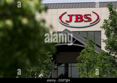 Greely, USA. Juli 2018. Ein Logo vor dem Hauptsitz von JBS USA Holdings, Inc., in Greely, Colorado, am 21. Juli, 2018. (Foto: Kristoffer Tripplaar/Sipa USA) Quelle: SIPA USA/Alamy Live News Stockfoto