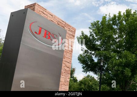 Greely, USA. Juli 2018. Ein Logo vor dem Hauptsitz von JBS USA Holdings, Inc., in Greely, Colorado, am 21. Juli, 2018. (Foto: Kristoffer Tripplaar/Sipa USA) Quelle: SIPA USA/Alamy Live News Stockfoto