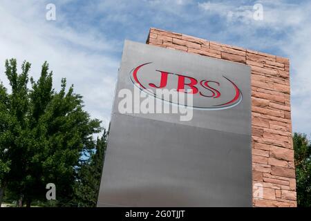 Greely, USA. Juli 2018. Ein Logo vor dem Hauptsitz von JBS USA Holdings, Inc., in Greely, Colorado, am 21. Juli, 2018. (Foto: Kristoffer Tripplaar/Sipa USA) Quelle: SIPA USA/Alamy Live News Stockfoto