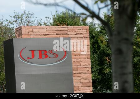 Greely, USA. Juli 2018. Ein Logo vor dem Hauptsitz von JBS USA Holdings, Inc., in Greely, Colorado, am 21. Juli, 2018. (Foto: Kristoffer Tripplaar/Sipa USA) Quelle: SIPA USA/Alamy Live News Stockfoto