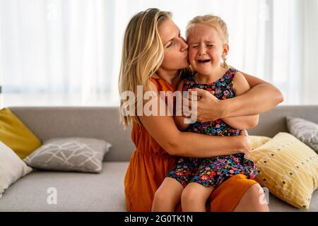 Mutter tröstet ihr weinendes kleines Mädchen. Elternschaft, Familie, Förderkonzept Stockfoto