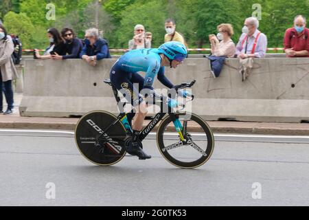 Aleksandr Vlasov (Team Astana - Premier Tech) in vollem Einsatz während eines individuellen Zeitfahrens.der Giro d'Italia fand vom 8. Bis 30. Mai 2021 statt. Die erste Etappe am 8. Mai war ein Zeitfahren von 8 Kilometern in den Straßen von Turin. Der Sieger dieser ersten Etappe ist der Italiener Filippo Ganna (Team Ineos Grenadiers). Sieger der Gesamtwertung ist der Kolumbianer Egan Bernal (Team Ineos Grenadier). Stockfoto