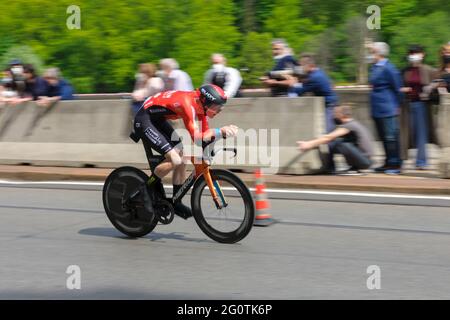 Matej Mohoric (Team Bahrain Victorious) in Aktion während eines Einzelzeitfahrens.der Giro d'Italia fand vom 8. Bis 30. Mai 2021 statt. Die erste Etappe am 8. Mai war ein Zeitfahren von 8 Kilometern in den Straßen von Turin. Der Sieger dieser ersten Etappe ist der Italiener Filippo Ganna (Team Ineos Grenadiers). Sieger der Gesamtwertung ist der Kolumbianer Egan Bernal (Team Ineos Grenadier). Stockfoto