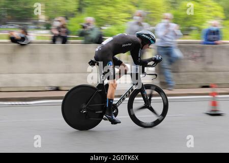 Romain Bardet (Team DSM) in Aktion während eines individuellen Zeitfahrens der Giro d'Italia fand vom 8. Bis 30. Mai 2021 statt. Die erste Etappe am 8. Mai war ein Zeitfahren von 8 Kilometern in den Straßen von Turin. Der Sieger dieser ersten Etappe ist der Italiener Filippo Ganna (Team Ineos Grenadiers). Sieger der Gesamtwertung ist der Kolumbianer Egan Bernal (Team Ineos Grenadier). Stockfoto