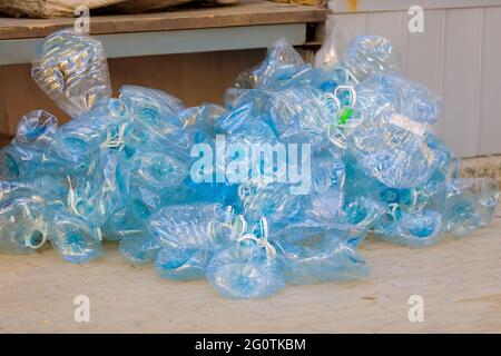 Ein Haufen Müll aus unbrauchbaren, zerknitterten Plastikflaschen. Stockfoto