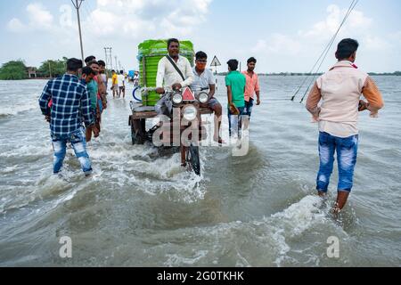 Der Superzyklon ‘YaaS’ trifft die Küstengebiete von West Bengal & Odisha. Die Bewohner von South 24 Parganas und North 24 Parganas sind stark betroffen, da Flussdämme gebrochen sind und mehrere Dörfer überflutet wurden. Kalkutta, Westbengalen, Indien. Stockfoto