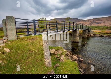 Die Chinesische Brücke über den Fluss Derwent am südlichen Ende des Derwent Water im Lake District, England Stockfoto