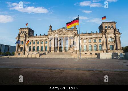 Deutscher Bundestag - Reichstagsgebäude mit deutscher Flagge - Berlin, Deutschland - Text sagt: Dem deutschen Volk Stockfoto