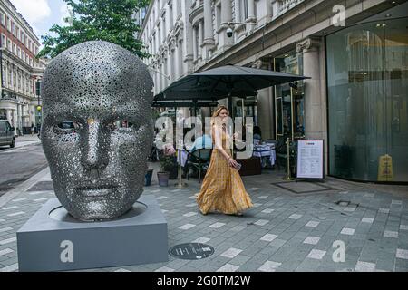 MAI FAIR LONDON 3 JUNI 2021 . SEO Young-Deok, Meditation 626, 2018 - vier öffentliche Kunstskulpturen zeitgenössischer Künstler im Rahmen des Mayfair Art Weekend's Sculpture Trail im Juni präsentiert von DER OPERA Gallery New Bond Street. Credit amer Ghazzal/Alamy Live News Stockfoto