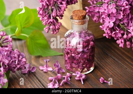 Wellness Aromatherapie - ätherische Öl Flaschen und lila Blumen  Stockfotografie - Alamy