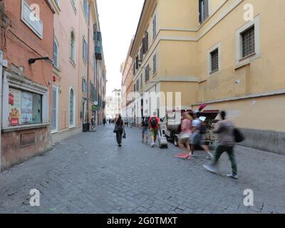 Leute, die die U-Bahn-Station Spagna von Rom verlassen, fahren zur Straße Vicolo del Bottino in Richtung Piazza di Spagna, Rom, Italien Stockfoto