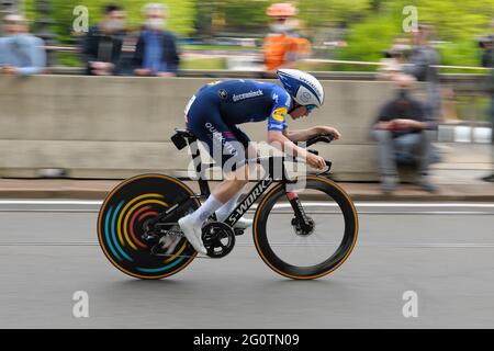 Turin, Italien. Mai 2021. Remco Evenpoel (Team Deceuninck Quick Step) in Aktion während eines individuellen Zeitfahrens.der Giro d'Italia fand vom 8. Bis 30. Mai 2021 statt. Die erste Etappe am 8. Mai war ein Zeitfahren von 8 Kilometern in den Straßen von Turin. Der Sieger dieser ersten Etappe ist der Italiener Filippo Ganna (Team Ineos Grenadiers). Sieger der Gesamtwertung ist der Kolumbianer Egan Bernal (Team Ineos Grenadier). (Foto: Laurent Coust/SOPA Images/Sipa USA) Quelle: SIPA USA/Alamy Live News Stockfoto