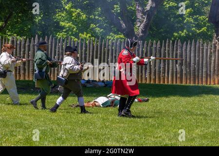 Elizabethton, Tennessee, USA, - 15. Mai 2021: Nachstellung im Sycamore Shoals State Historic Park der Belagerung von Fort Watauga im Jahr 1776. Stockfoto