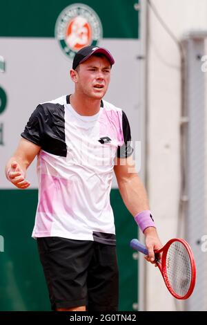 Paris, Frankreich. Juni 2021. Tennis: Grand Slam/ATP Tour - French Open, Herren-Singles, 2. Runde, Fritz (USA) - Koepfer (Deutschland). Dominik Koepfer Gesten. Quelle: Frank Molter/dpa/Alamy Live News Stockfoto