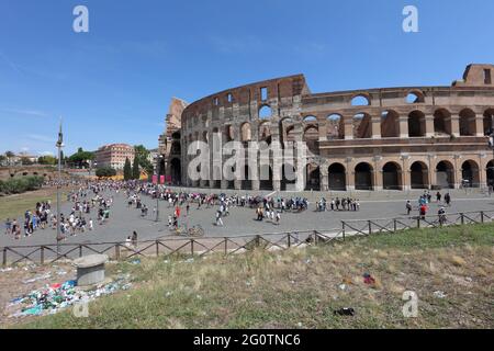 Touristen am Kolosseum, oder Kolosseum, im Zentrum von Rom, Italien. Es ist das größte Amphitheater, das je gebaut wurde Stockfoto