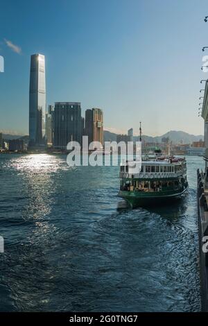 Eine berühmte Star Ferry verlässt Central Pier 7 und überquert den Victoria Harbour vor dem ICC, dem höchsten Gebäude Hongkongs Stockfoto