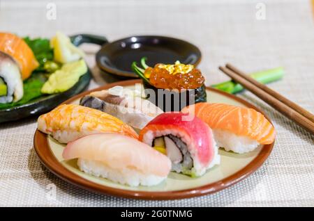Sushi, Lachs und Thunfisch auf Blatt Teller im japanischen Restaurant. Stockfoto