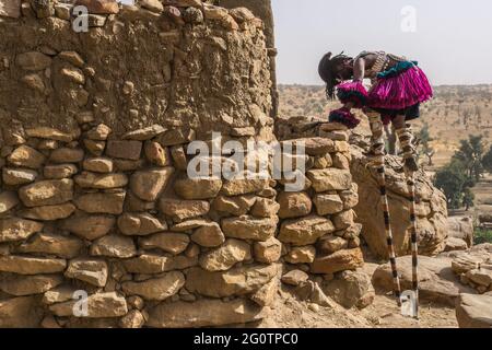 Maskentänzer im Dorf Tireli , Dogon Land, Mali Stockfoto