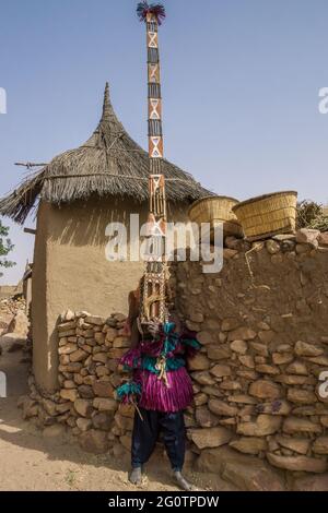 Maskentänzer im Dorf Tireli , Dogon Land, Mali Stockfoto