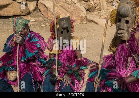 Maskentänzer im Dorf Tireli , Dogon Land, Mali Stockfoto