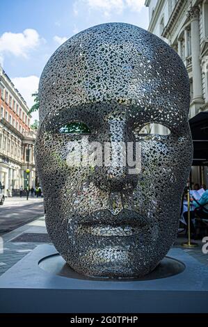 MAI FAIR LONDON 3 JUNI 2021 . SEO Young-Deok, Meditation 626, 2018 - vier öffentliche Kunstskulpturen zeitgenössischer Künstler im Rahmen des Mayfair Art Weekend's Sculpture Trail im Juni präsentiert von DER OPERA Gallery New Bond Street. Credit amer Ghazzal/Alamy Live News Stockfoto