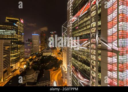 Das HSBC-Hauptgebäude, das nachts vom Dach des Prince's Building, Central, Hong Kong Island, aus gesehen wird Stockfoto