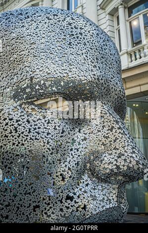 MAI FAIR LONDON 3 JUNI 2021 . SEO Young-Deok, Meditation 626, 2018 - vier öffentliche Kunstskulpturen zeitgenössischer Künstler im Rahmen des Mayfair Art Weekend's Sculpture Trail im Juni präsentiert von DER OPERA Gallery New Bond Street. Credit amer Ghazzal/Alamy Live News Stockfoto