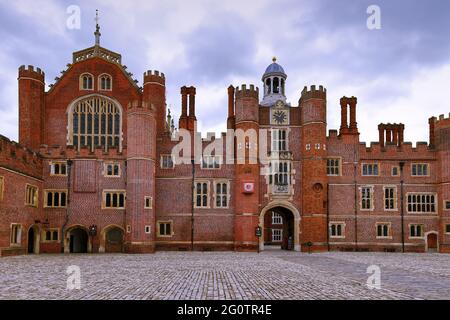 Hampton Court Palace, Greater London, England, Großbritannien - Great Hall und Anne Boleyn's Gatehouse vom Base Court aus gesehen Stockfoto