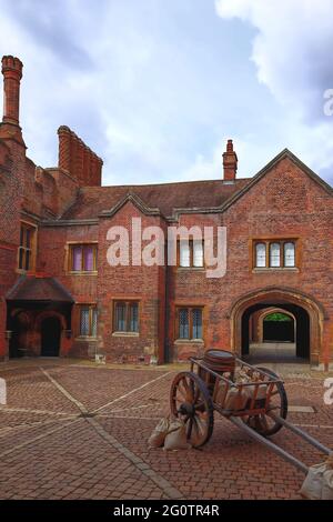 Master Carpenter's Court mit Wagen und Vorräte für Henry VIII's Küchen, Hampton Court Palace, Greater London, England, Großbritannien Stockfoto