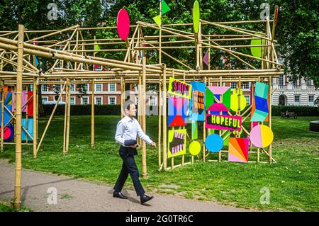 MAYFAIR LONDON 3 Juni 2021 . Sehen Sie sich im Rahmen des Mayfair Art Weekend's Sculpture Trail im Juni auf dem Grosvenor Square durch, der von der OPERA Gallery New Bond Street präsentiert wird. Credit amer Ghazzal/Alamy Live News Stockfoto
