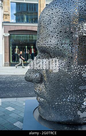 MAI FAIR LONDON 3 JUNI 2021 . SEO Young-Deok, Meditation 626, 2018 - vier öffentliche Kunstskulpturen zeitgenössischer Künstler im Rahmen des Mayfair Art Weekend's Sculpture Trail im Juni präsentiert von DER OPERA Gallery New Bond Street. Credit amer Ghazzal/Alamy Live News Stockfoto