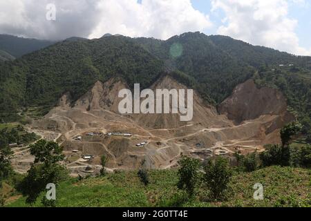 Kathmandu, NE, Nepal. Juni 2021. Auf diesem Foto, das am 3. Juni 2021 aufgenommen wurde, sieht ein Abschnitt des Hügels in Nallu des Bezirks Lalitpur karg aus, während der illegale Abbau von Sand und Steinen fortgesetzt wird. Quelle: Aryan Dhimal/ZUMA Wire/Alamy Live News Stockfoto