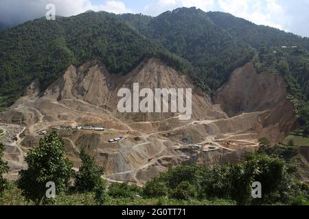 Kathmandu, NE, Nepal. Juni 2021. Auf diesem Foto, das am 3. Juni 2021 aufgenommen wurde, sieht ein Abschnitt des Hügels in Nallu des Bezirks Lalitpur karg aus, während der illegale Abbau von Sand und Steinen fortgesetzt wird. Quelle: Aryan Dhimal/ZUMA Wire/Alamy Live News Stockfoto