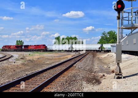 Elgin, Illinois, USA. Zwei Lokomotiven der Canadian Pacific Railway führen einen Güterzug durch Spaulding Junction. Stockfoto