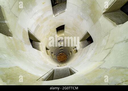 Chambord, Frankreich. Mai 2021. Schloss Chambord, Zentrum der doppelten Wendeltreppe, UNESCO-Weltkulturerbe im Loire-Tal, Frankreich. Stockfoto