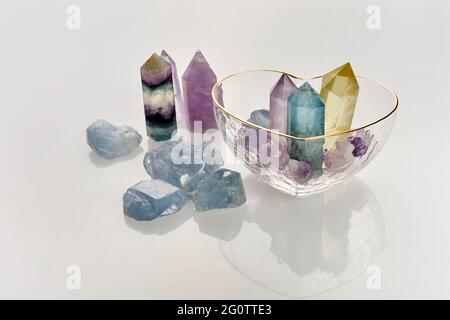 Kristalle Steine. Heilende Edelsteine Mineralien für Entspannung und Meditation, spirituelle Praxis. Esoterische, reiki, moderne Magie, Lebensbalance Konzept. Stockfoto