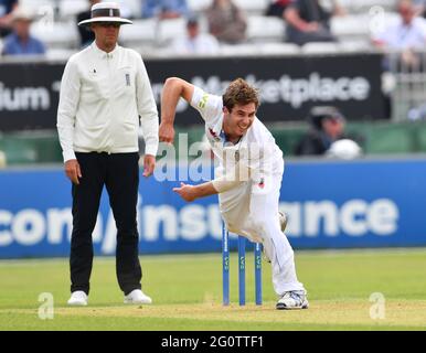 The Incora County Ground, Derby, Großbritannien. Juni 2021. Derbyshire's Michael Cohen Bowling am ersten Tag des LV= Insurance County Championship-Spiels zwischen Derbyshire und Warwickshire. Quelle: Nigel Parker/Alamy Live News Stockfoto