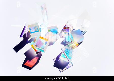 Abstrakter Hintergrund mit geometrischen Figuren aus Glas Prismen mit Lichtstreuung von Spektralfarben und komplexer Reflexion. Stockfoto
