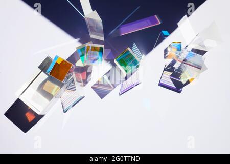 Abstrakter Hintergrund mit geometrischen Figuren aus Glas Prismen mit Lichtstreuung von Spektralfarben und komplexer Reflexion. Stockfoto