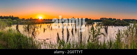 Ein Abend im Nationalpark De Alde Feanen, einem Nationalpark in der niederländischen Provinz Friesland. Die Alde Feanen ist auch ein Natura-2000-Gebiet. Stockfoto