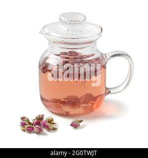 Teekannen aus Glas mit getrockneten Rosenknospen, isoliert auf weißem Hintergrund Stockfoto
