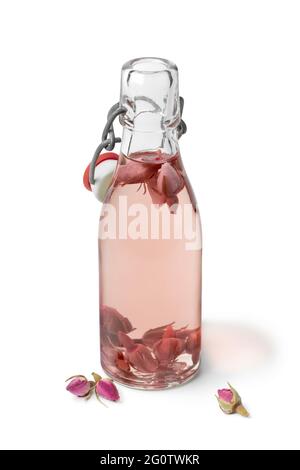 Aromatisches Rosenwasser in einer Glasflasche isoliert auf weißem Hintergrund Stockfoto