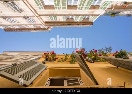 Französisches Leben: Südliche Atmosphäre in den Straßen von Le Panier, dem ältesten Viertel von Marseille, Frankreich Stockfoto